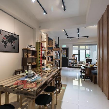 黑琵軼棧湖濱旅宿 K&B Happy Hostel Tainan Bagian luar foto